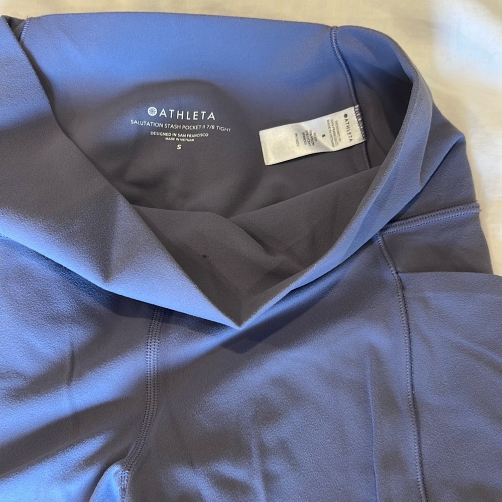 Athleta salutation stash pocket II in periwinkle/light purple. Size S